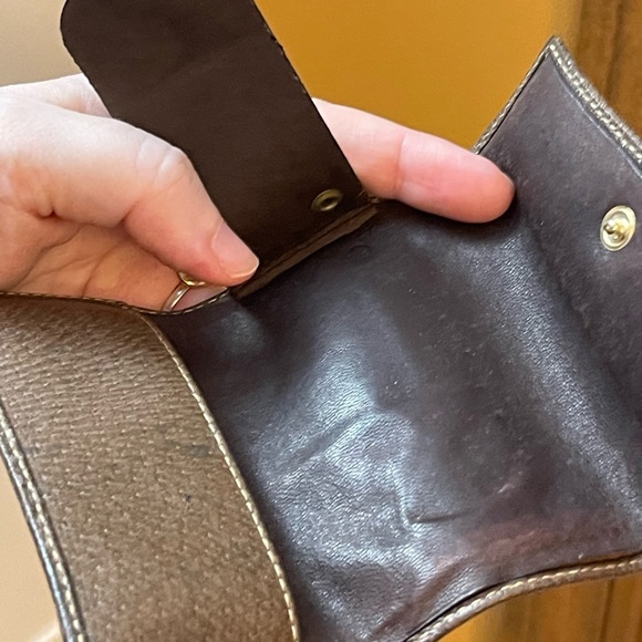 Gucci Monogram Four Key Holder With 16 Inch Unbranded Gold Chain - Picture 10 of 16